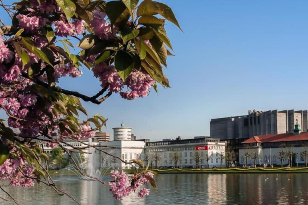 Central 2Br With Balconies And Art In Historical University Area Берген Экстерьер фото