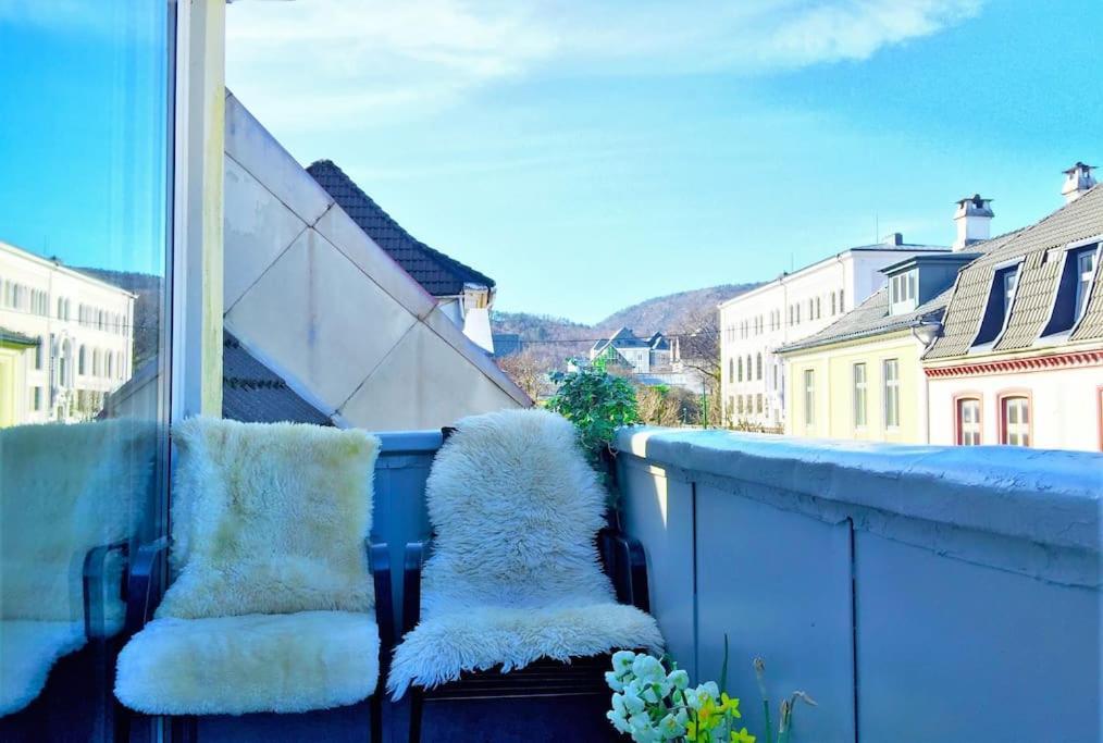 Central 2Br With Balconies And Art In Historical University Area Берген Экстерьер фото